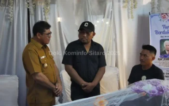 Wabup Heronimus Makainas Kunjungi Dua Rumah Duka di Siau Barat, Sampaikan Penguatan dan Doa Penghiburan