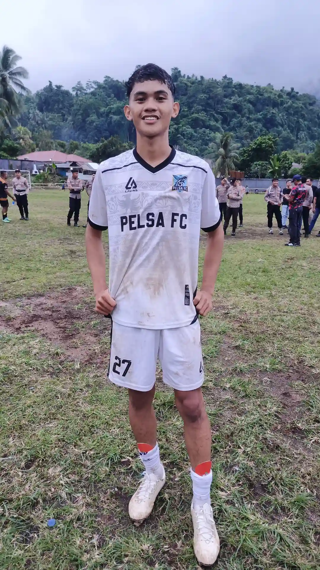 Vialy Kumendong, nomor punggung 27 striker Pelsa FC.