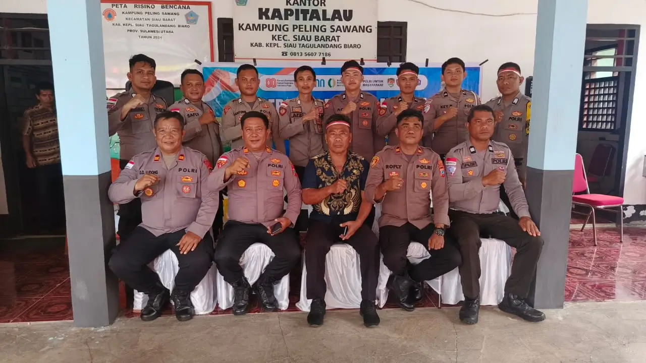 Kapitalau Kampung Peling Sawang Yosias Manahesebe bersama Kabag Ops AKP Novri Sadia dan Jajarannya.
