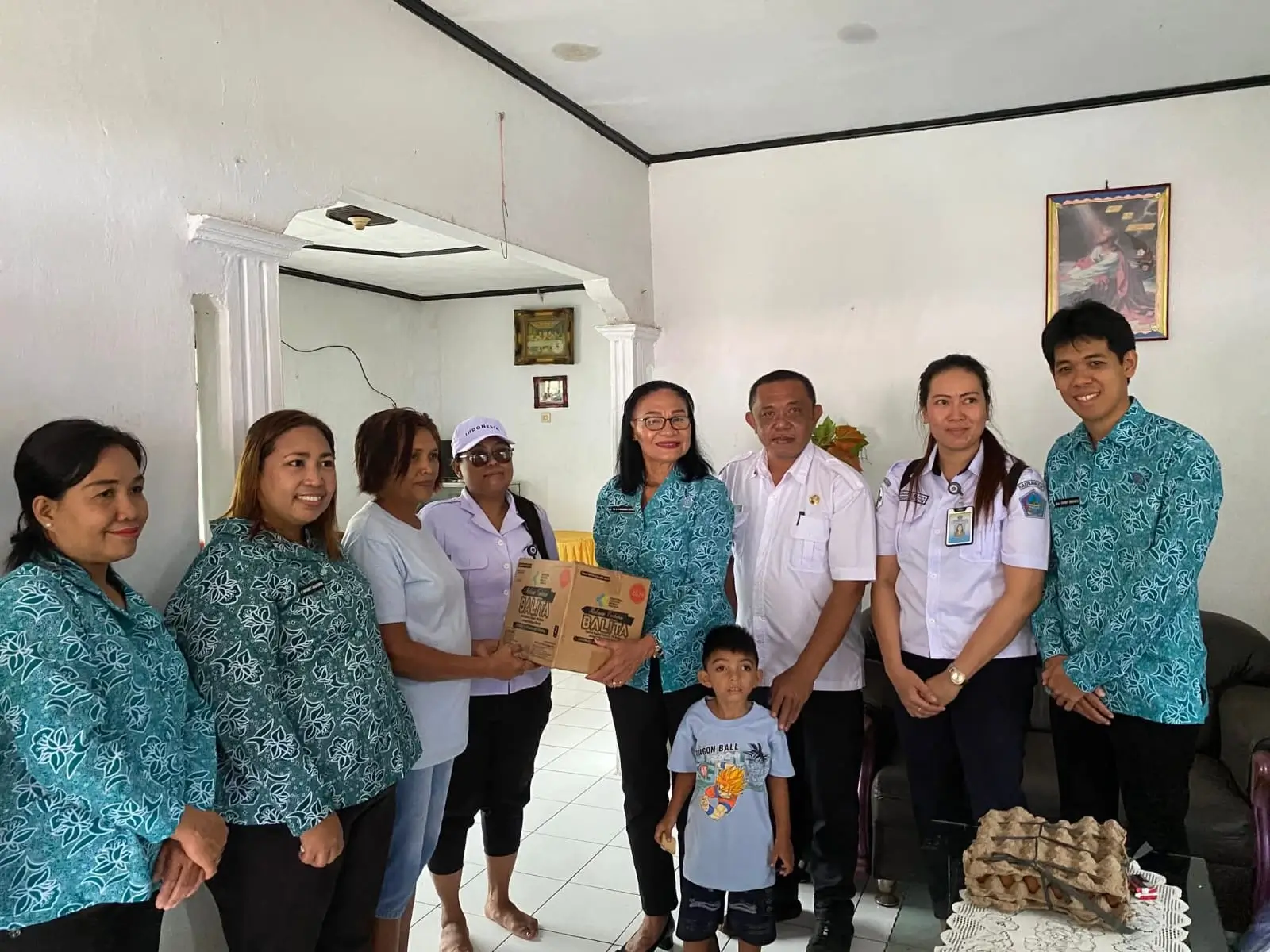 Ketua TP-PKK Sitaro serahkan bantuan kepada balita stunting.