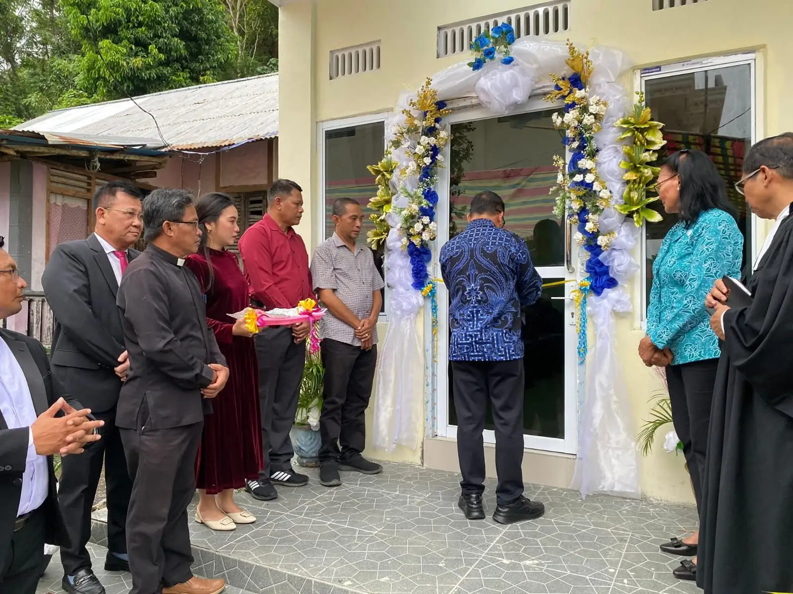 Wakil Bupati Sitaro Heronimus Makainas Resmikan Pastori GMIST Imanuel Balehumara.