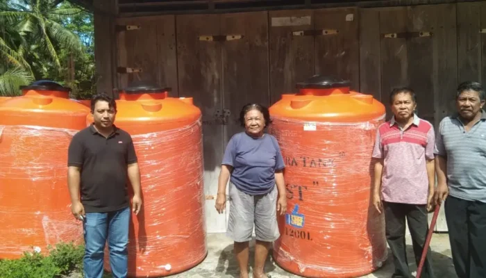 Pemerintah Kampung Kiawang Salurkan Toren Air 1200 Liter untuk Antisipasi Kemarau