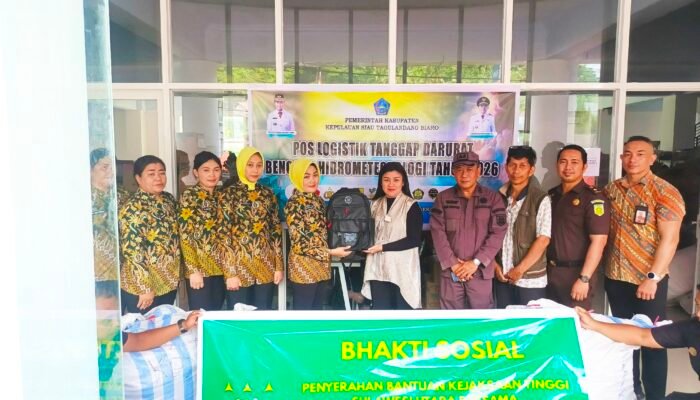 Kejati Sulut dan Kejari Sitaro Salurkan Bantuan Perlengkapan Sekolah bagi Siswa Terdampak Banjir Bandang di Siau