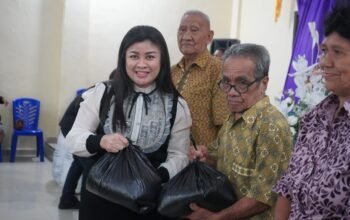 Hadiri Ibadah Minggu di GMIST Eklesia Tampungan, Bupati Sitaro Salurkan Bantuan Gubernur Sulut