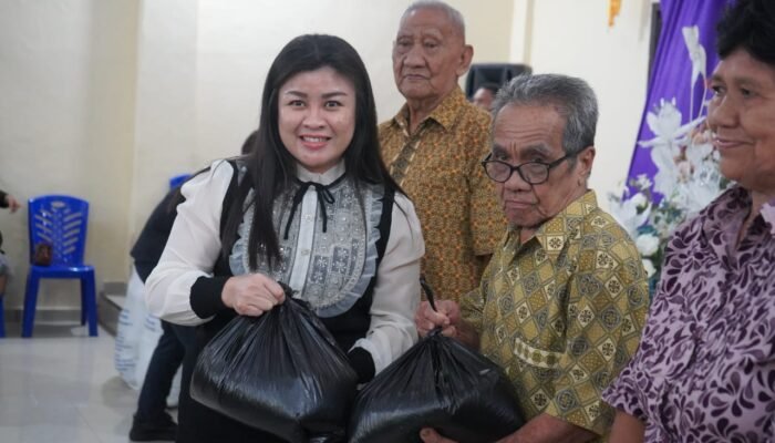 Hadiri Ibadah Minggu di GMIST Eklesia Tampungan, Bupati Sitaro Salurkan Bantuan Gubernur Sulut